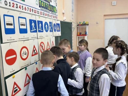 Юные инспекторы движения провели урок безопасности для младших классов