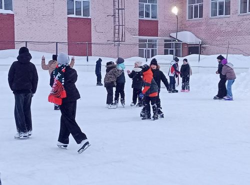 Танцы на льду устроили для жителей Макулова в День всех влюбленных