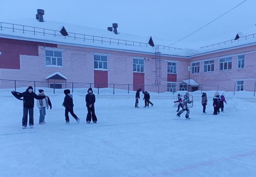 Танцы на льду устроили для жителей Макулова в День всех влюбленных