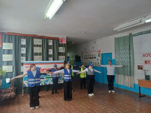 Юные инспекторы движения в Татарском Бурнашеве изучили сигналы регулировщика
