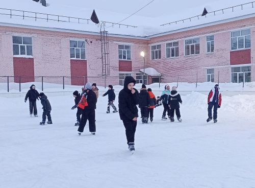 Танцы на льду устроили для жителей Макулова в День всех влюбленных