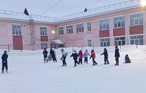Танцы на льду устроили для жителей Макулова в День всех влюбленных