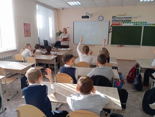 О подвигах, славе и долге: патриотический час для гимназистов