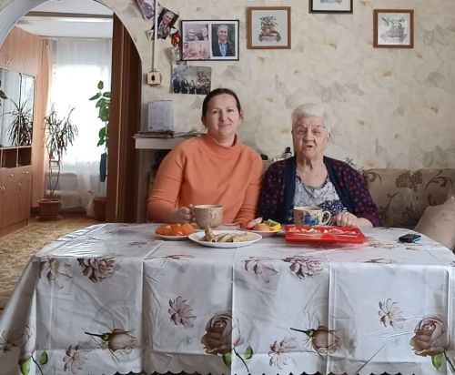 Соцработники «Островка надежды» поздравили пожилых людей с Масленицей