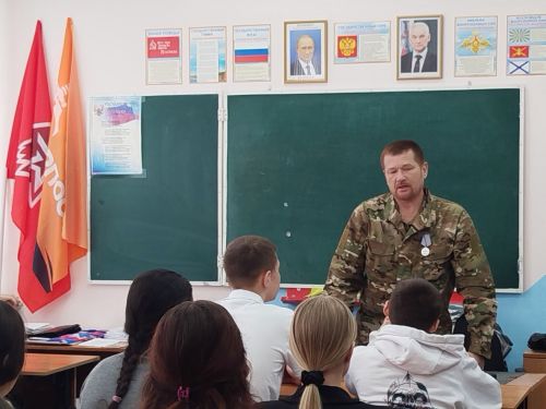 Гимназиядә МХО сугышчысы белән очраштылар