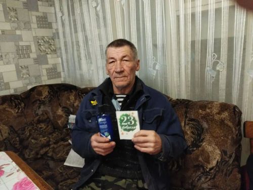 Соцработники поздравили подопечных с Днем защитника Отечества
