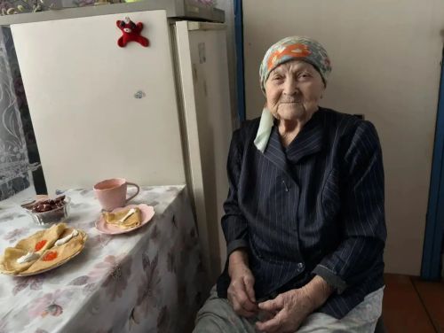 Соцработники «Островка надежды» поздравили пожилых людей с Масленицей