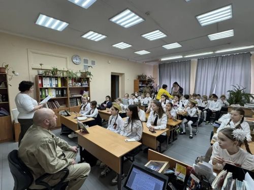 Участник СВО Игорь Попов встретился с учениками начальных классов