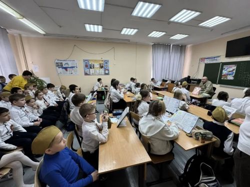 Участник СВО Игорь Попов встретился с учениками начальных классов