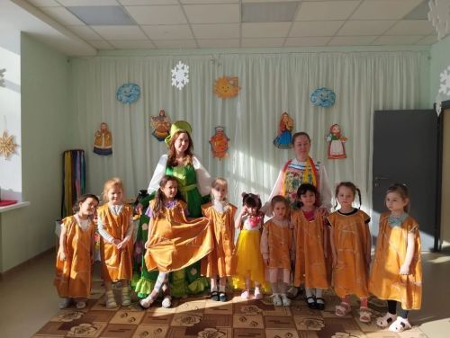 Лиса и заяц поздравили печищинских дошколят с Масленицей