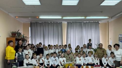Участник СВО Игорь Попов встретился с учениками начальных классов