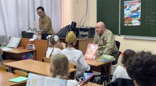 Участник СВО Игорь Попов встретился с учениками начальных классов
