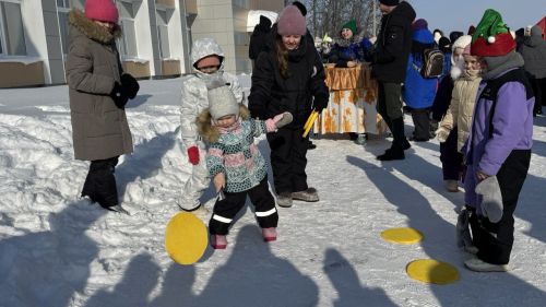 Хороводы, блины и парад чучел: как Верхний Услон проводил зиму
