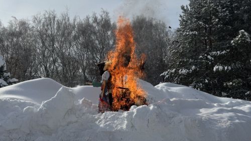 Хороводы, блины и парад чучел: как Верхний Услон проводил зиму