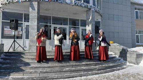 Хороводы, блины и парад чучел: как Верхний Услон проводил зиму