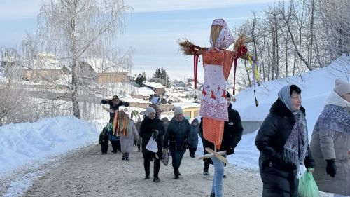 Хороводы, блины и парад чучел: как Верхний Услон проводил зиму