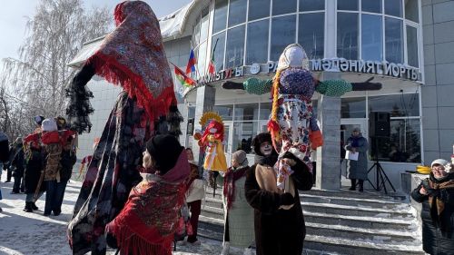 Хороводы, блины и парад чучел: как Верхний Услон проводил зиму