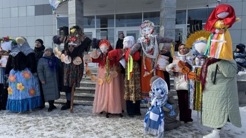 Хороводы, блины и парад чучел: как Верхний Услон проводил зиму