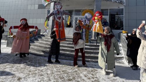 Хороводы, блины и парад чучел: как Верхний Услон проводил зиму