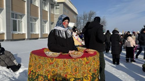 Хороводы, блины и парад чучел: как Верхний Услон проводил зиму