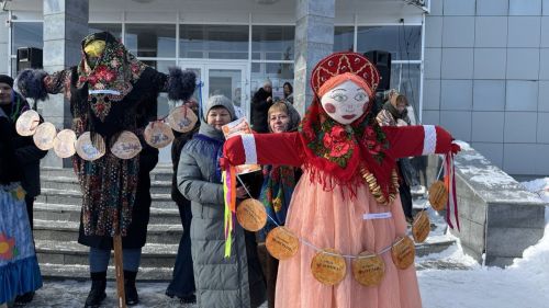 Хороводы, блины и парад чучел: как Верхний Услон проводил зиму