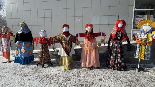 Хороводы, блины и парад чучел: как Верхний Услон проводил зиму
