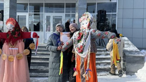 Хороводы, блины и парад чучел: как Верхний Услон проводил зиму