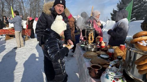 Хороводы, блины и парад чучел: как Верхний Услон проводил зиму