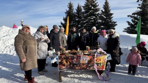 Хороводы, блины и парад чучел: как Верхний Услон проводил зиму