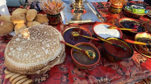 Хороводы, блины и парад чучел: как Верхний Услон проводил зиму
