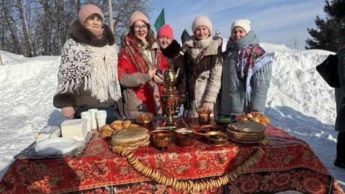 Хороводы, блины и парад чучел: как Верхний Услон проводил зиму