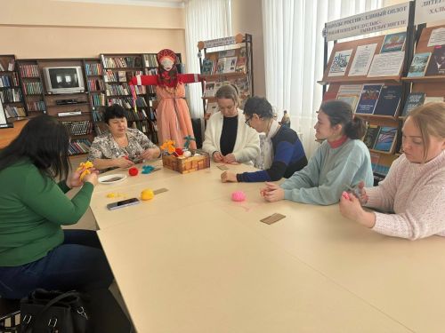 Куклу-Масленицу из пряжи смастерили ребята из «Островка надежды»