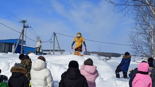 Масленицу в Кильдееве проводили с блинами, играми и сожжением чучела