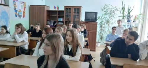 Парламентский урок в Верхнем Услоне объединил историю, кино и судьбы земляков
