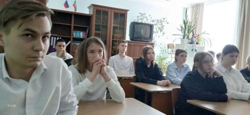 Парламентский урок в Верхнем Услоне объединил историю, кино и судьбы земляков