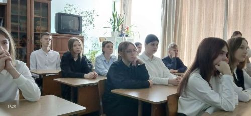 Парламентский урок в Верхнем Услоне объединил историю, кино и судьбы земляков