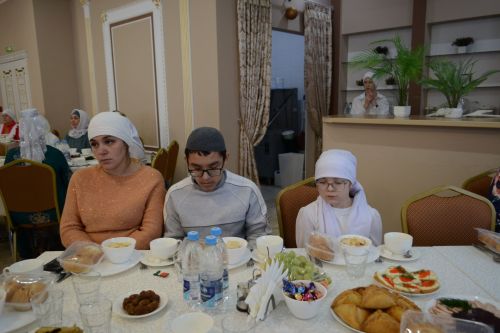 «Их сердца излучают свет»: в Верхнем Услоне прошел благотворительный ифтар
