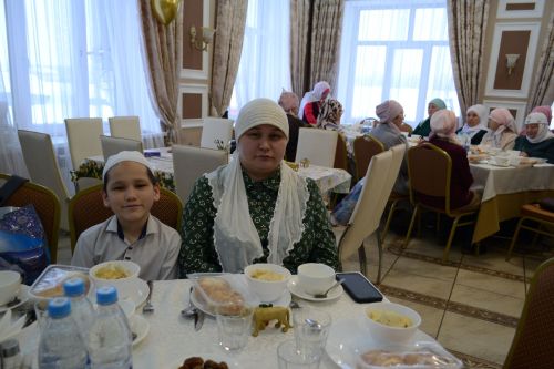 «Их сердца излучают свет»: в Верхнем Услоне прошел благотворительный ифтар