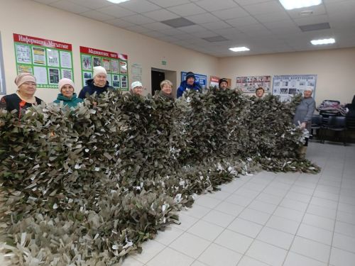 Волонтеры в Вахитовском ДК сплели маскировочную сеть для участников СВО