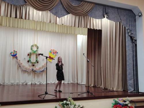 Печищеда гүзәл затларга язгы котлаулар чәчәк бәйләме бүләк иттеләр