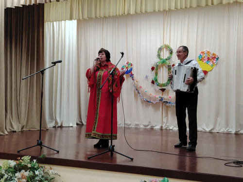 Печищеда гүзәл затларга язгы котлаулар чәчәк бәйләме бүләк иттеләр
