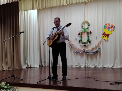 Печищеда гүзәл затларга язгы котлаулар чәчәк бәйләме бүләк иттеләр