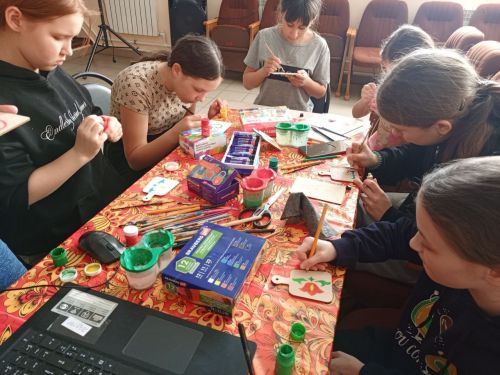 В Макулове расписали деревянные дощечки орнаментами народов России