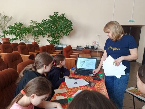 В Макулове расписали деревянные дощечки орнаментами народов России