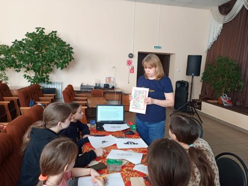 В Макулове расписали деревянные дощечки орнаментами народов России