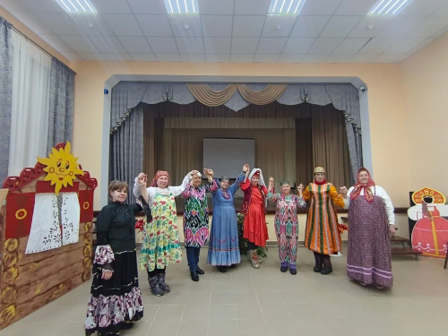 В Печищах серебряные волонтеры встали в хоровод дружбы народов