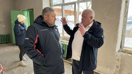 Евгений Варакин проинспектировал капитальный ремонт школы в Татарском Бурнашеве