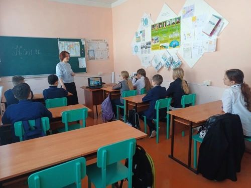 В Татарско-Бурнашевской школе отметили День воссоединения Крыма с Россией