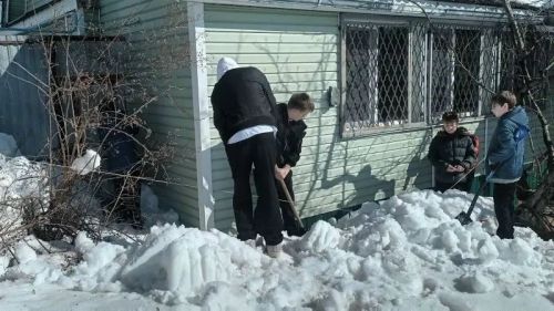 Школьники и волонтеры расчистили снег у дома матери Героя России