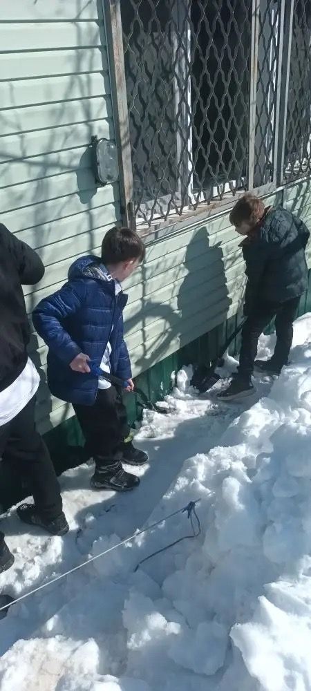 Школьники и волонтеры расчистили снег у дома матери Героя России